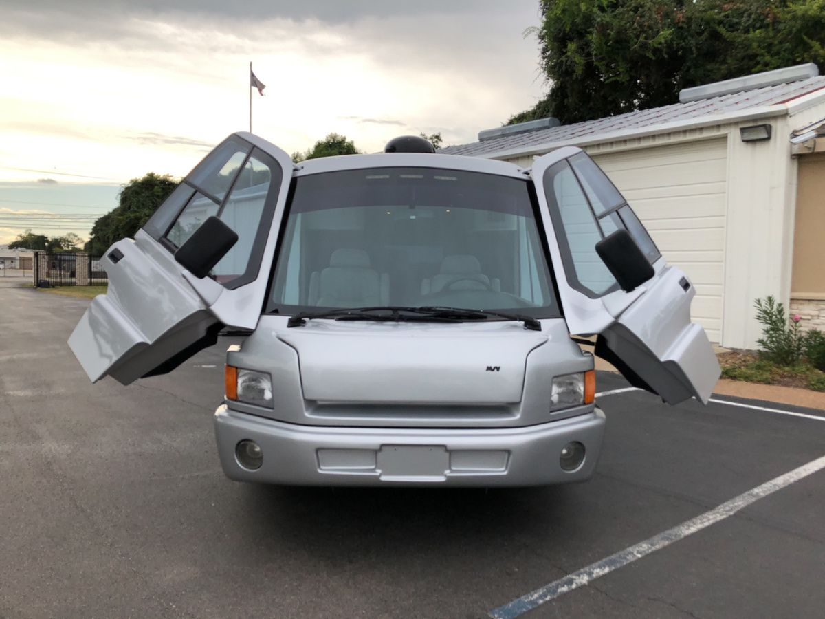 В Украине заметили редчайший автобус (Фото)