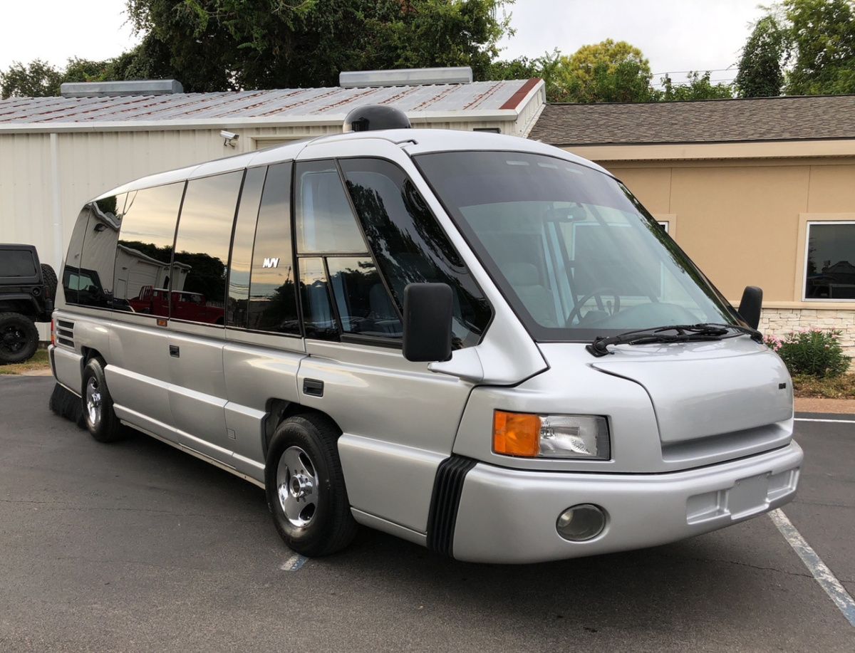 В Украине заметили редчайший автобус (Фото)