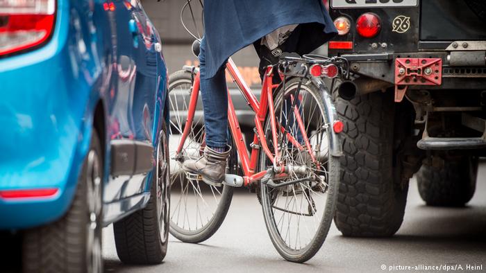 Велосипедистам часто приходится идти на опасные маневры, чтобы объехать машины, оставленные на их дорожках или во втором ряду.