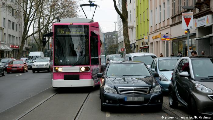 Водитель этого немецкого лимузина в Дюссельдорфе решил, что трамвай сможет его объехать.