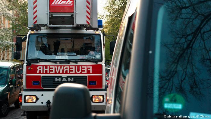 На этой узкой улице в Берлине неправильно запаркованные машины помешали проезду пожарного автомобиля. 
