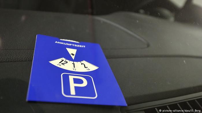 Такой парковочный диск (Parkscheibe) должен быть в каждой машине. Главное, не забывать им пользоваться, если того требуют знаки. 