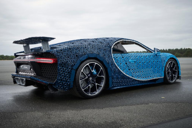 Полноразмерный Bugatti Chiron, собранный из Lego