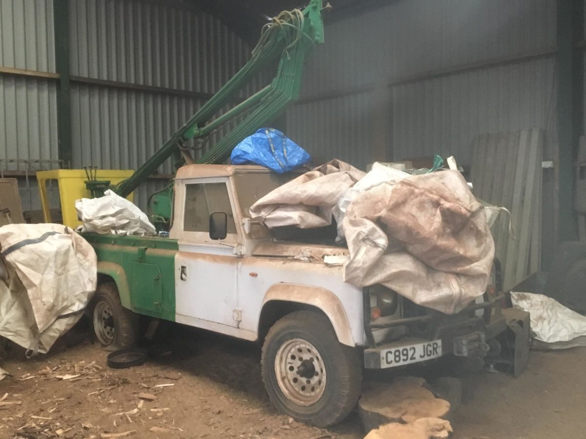 На заброшенном складе нашли редчайшие автомобили Land Rover
