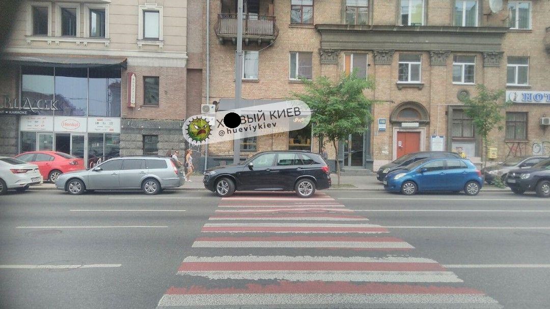 Король парковки: в сети показали фото очень наглого автохама в Киеве