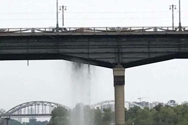 Мост Патона в Киеве превратился в гигантский водопад