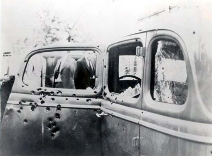 Автомобиль Бонни и Клайда (1932 Ford V-8), пронизанный пулевыми отверстиями после засады. Фото сделано следователями ФБР 23 мая 1934 года.