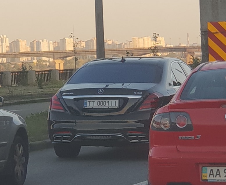 В Киеве появился Mercedes AMG с элитным номером из резерва МВД