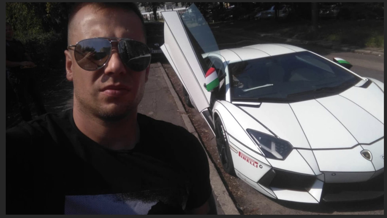 Польский полицейский рядом с найденной Lamborghini