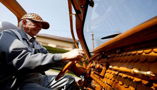 Боснийский пенсионер сделал автомобиль из дуба