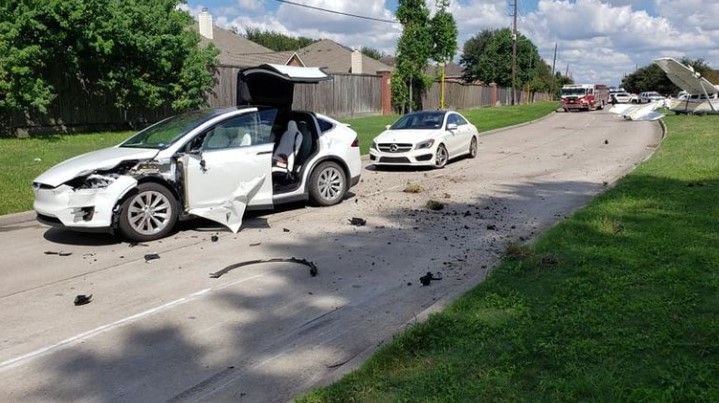 Невероятное столкновение самолета с Tesla Model X и Toyota Corolla