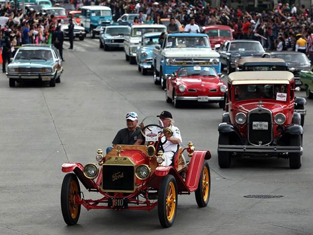 На улицы Киева выведут тысячу старинных машин