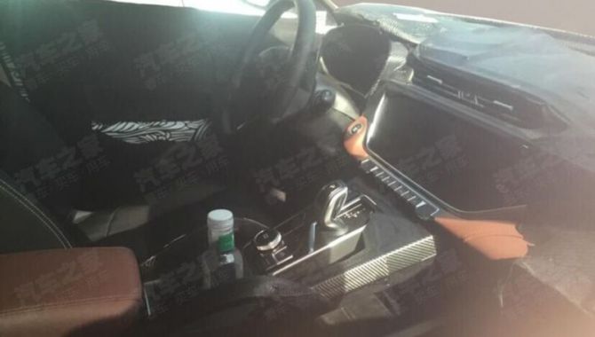 Фотошпионы заметили на тестах в Китае обновленный кроссовер Geely Atlas (ФОТО)