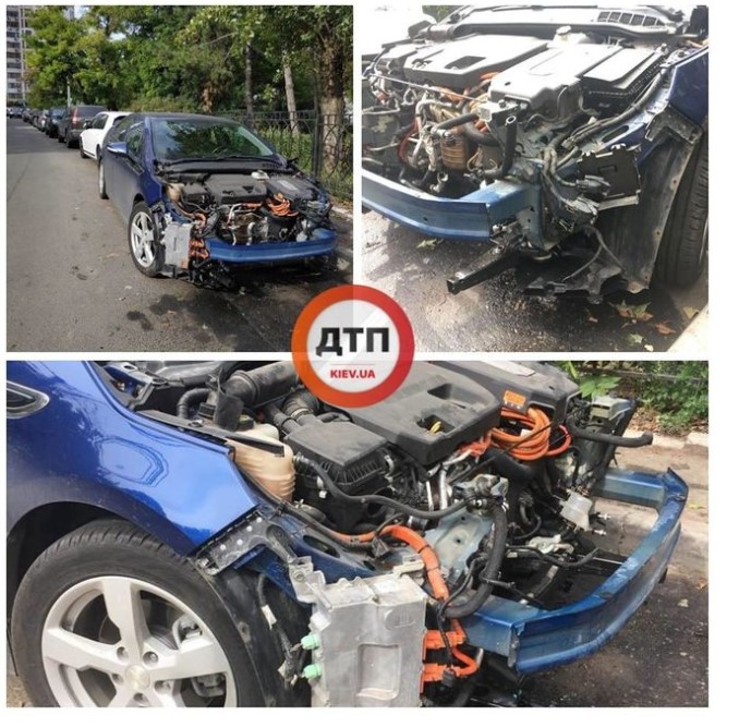Вандалы в Украине наглым образом раскурочили редкий автомобиль (фото)