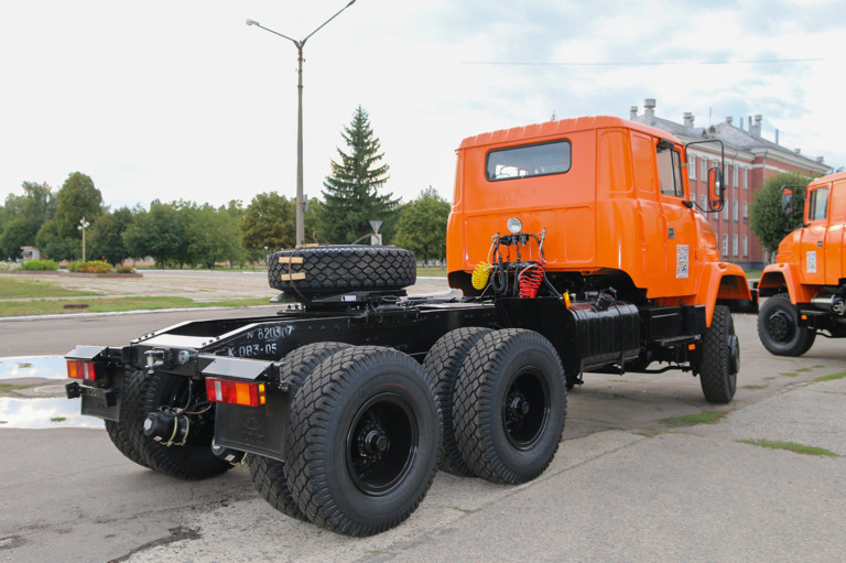 «КрАЗ» готовит мощный тягач и новейшей бронеавтомобиль