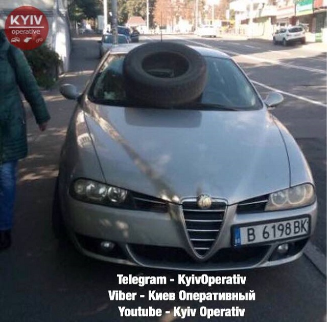 "Герою парковки" в Киеве мстители оставили подарок: фото
