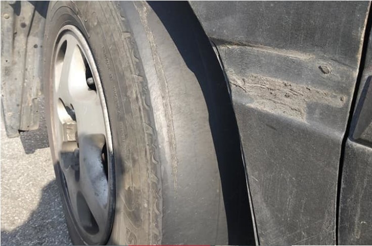 Невероятно изношенные шины замечены на одном из авто в Киеве