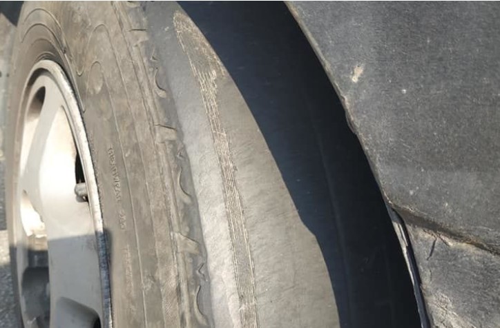 Невероятно изношенные шины замечены на одном из авто в Киеве