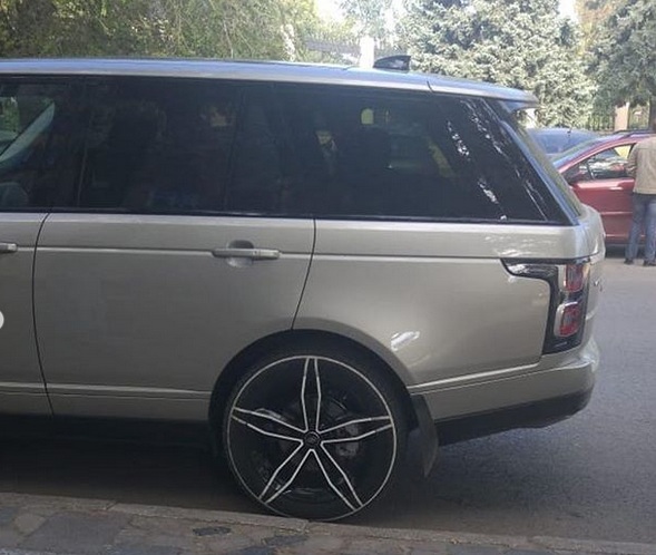 Автомобилист придумал хитрый способ, как бесплатно увеличить диски авто