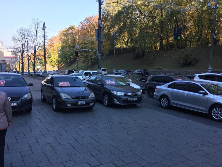 Под зданием Кабмина припарковались "антилоси" (ФОТО)