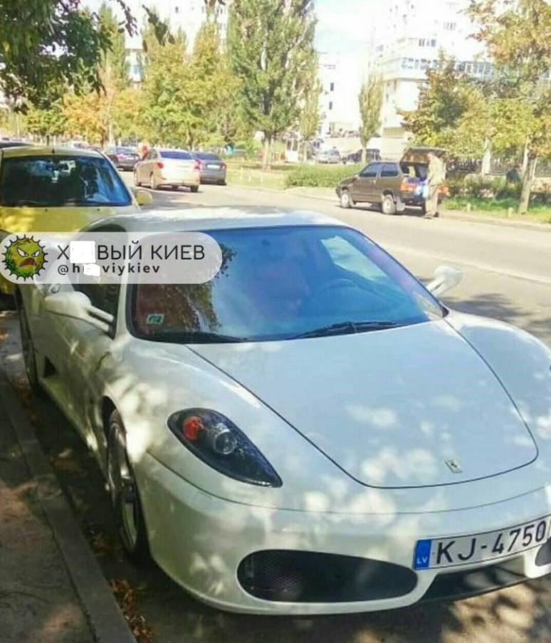 В Киеве заметили дорогостоящий спорткар на еврономерах (ФОТО)