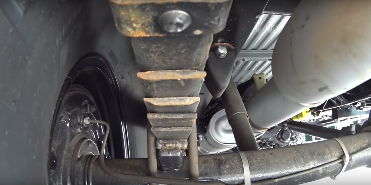 Новый российский автомобиль проржавел прямо в автосалоне