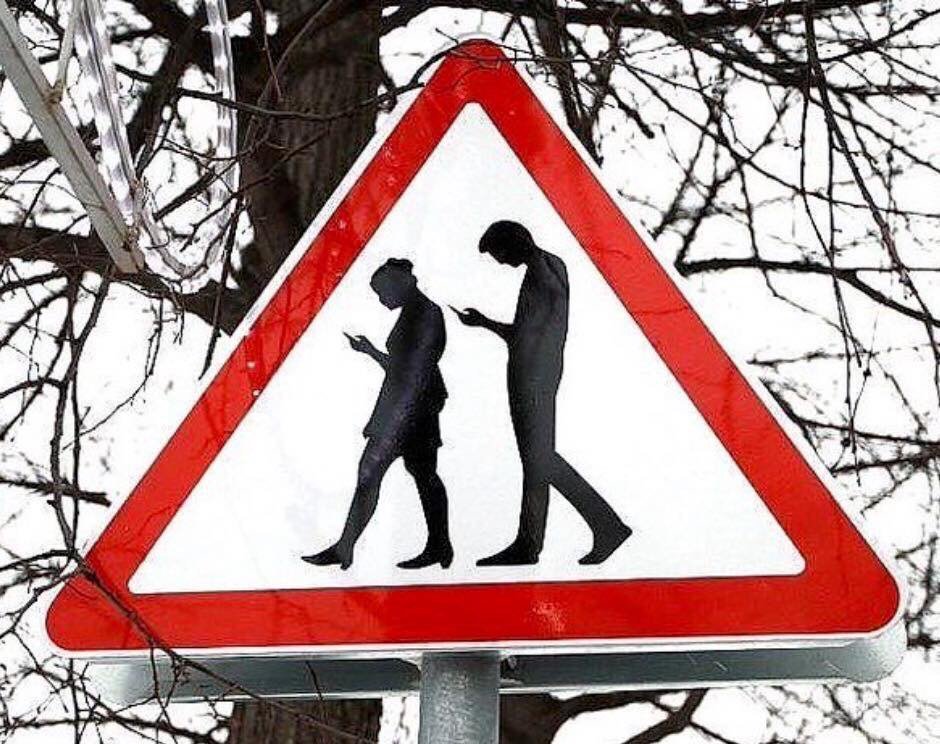 Знак «пешеходы-зомби»