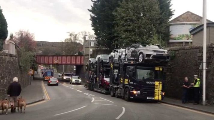 Низкий мост превратил несколько новеньких Range Rover в кабриолеты (Фото)