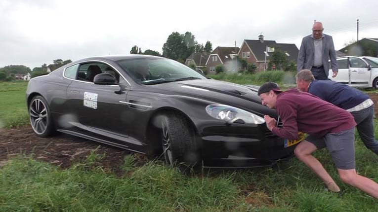 Aston Martin застрял в грязи