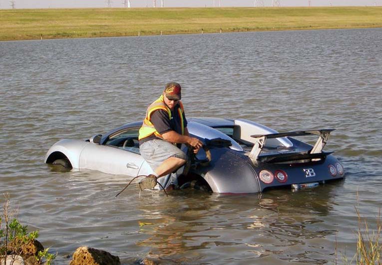 Bugatti направляется в озеро