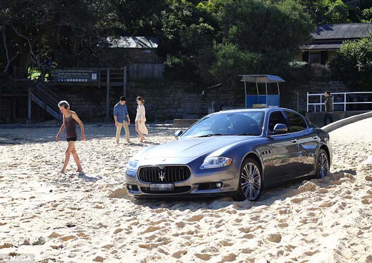 Maserati на пляже