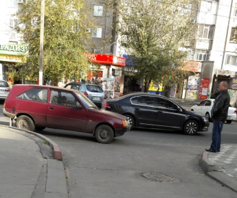 Автохам бросил машину посреди дороги