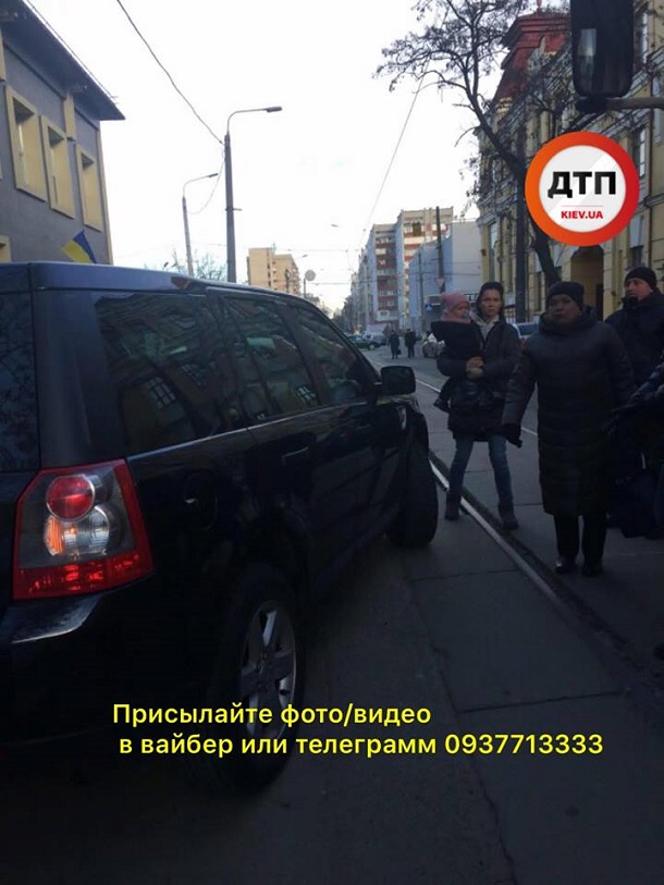 В центре Киева агрессивный \"герой парковки\" заблокировал несколько улиц: опубликованы фото