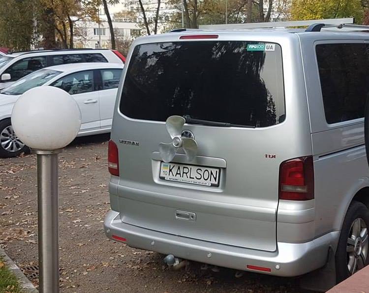 В Украине заметили авто с очень странными номерами (ФОТО)