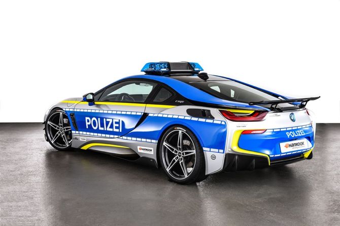 Самый продвинутый автомобиль BMW стал полицейским