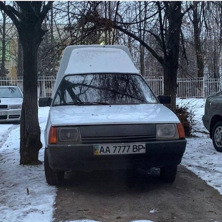 По Украине ездят две одинаковые Таврии с номерами дороже самих авто