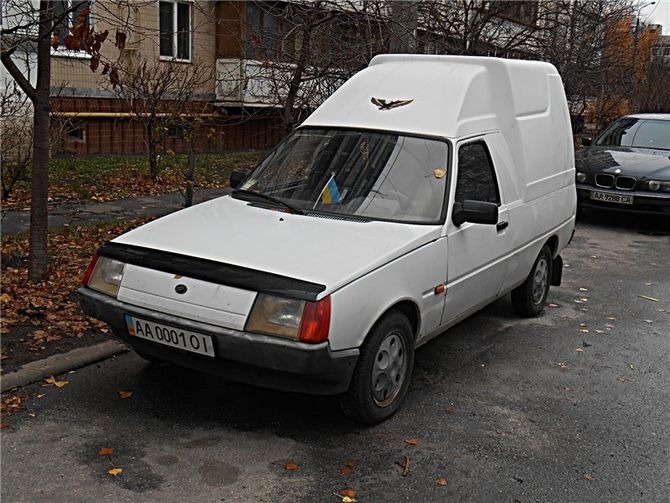 По Украине ездят две одинаковые Таврии с номерами дороже самих авто