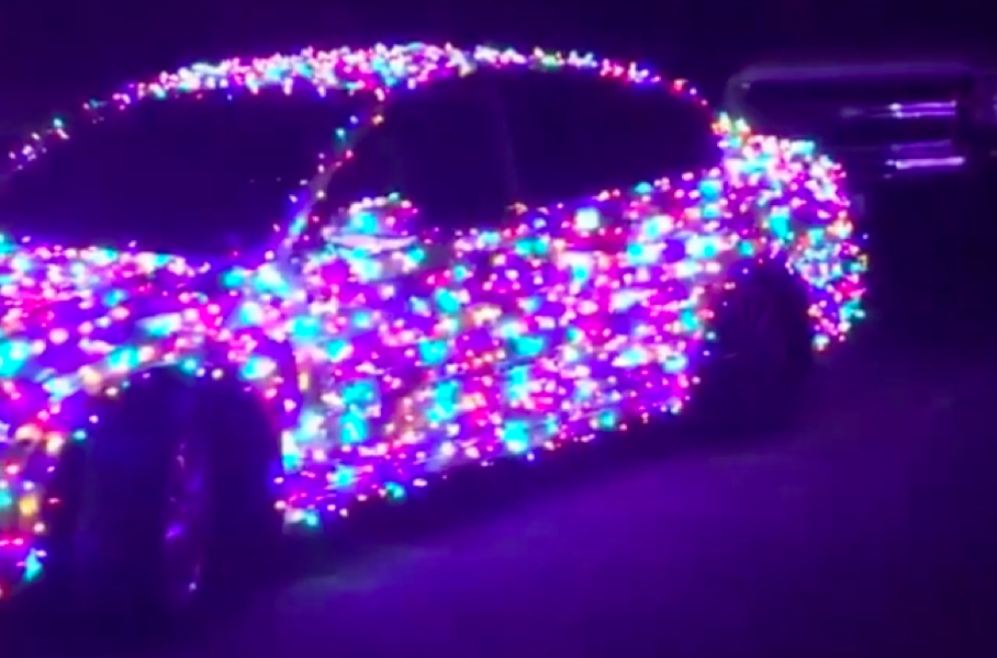 Как выглядит автомобиль с новогодней гирляндой из 4000 лампочек