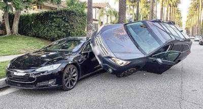 В США водитель Subaru \"припарковался\" на Tesla Model S