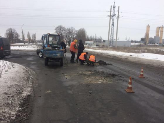 Тяпкой и лопатой: в Покровске продолжают ремонтировать дороги по «новейшим» технологиям