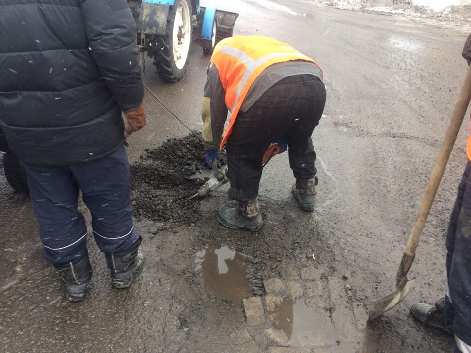 Тяпкой и лопатой: в Покровске продолжают ремонтировать дороги по «новейшим» технологиям