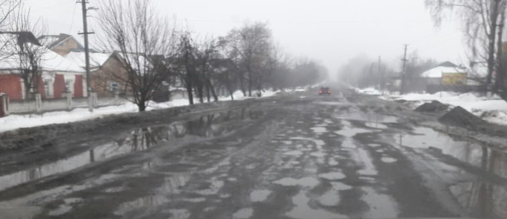 Как поверхность Луны: Во время оттепели на Киевщине снег с дорог сошел вместе с асфальтом (ФОТО)