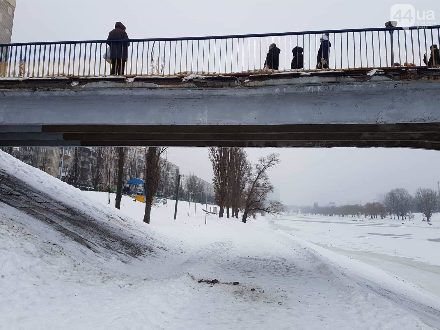 В Киеве появился еще один \"уставший\" мост: обломки падают на головы прохожих, - ФОТО