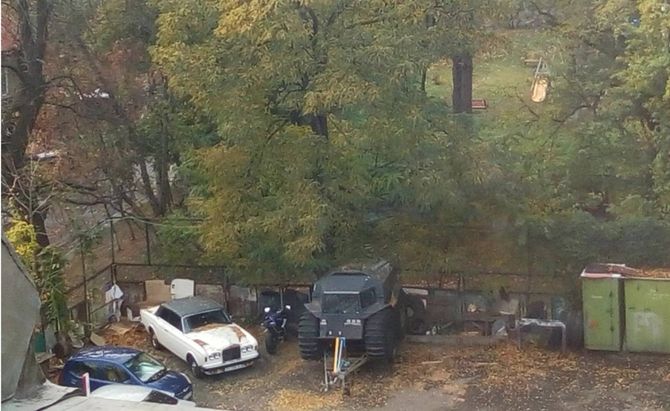В Киеве засняли заброшенный Rolls-Royce и уникальный вездеход на одной парковке