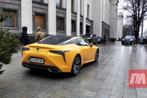 Завхоз Верховной Рады ездит на «Lexus» за 2,5 млн грн
