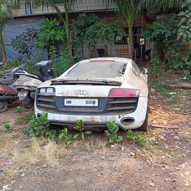 Бесхозную Audi R8 бросили умирать прямо на улице