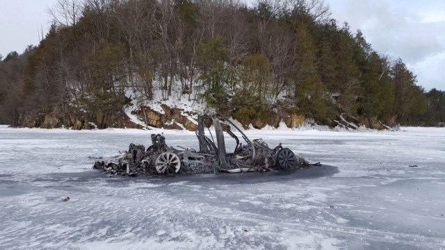 Загадочное происшествие на замерзшем озере: Tesla Model X выгорела до тла
