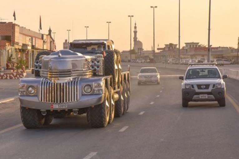 Dhabiyan спроектирован и построен шейхом Хамадом бин Хамданом Аль Нахайяном, одним из самых известных коллекционеров автомобилей в ОАЭ
