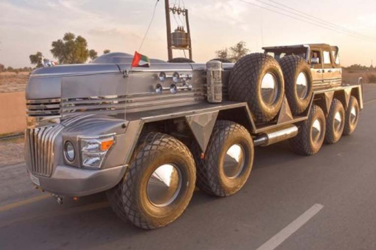 Чудовищный 10-колесный автомобиль основан на военном грузовике Oshkosh M1075 с Jeep Wrangler