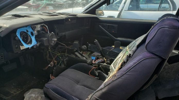Его время еще не прошло: на свалке нашли раритетный Chevrolet Camaro с пятилитровым двигателем